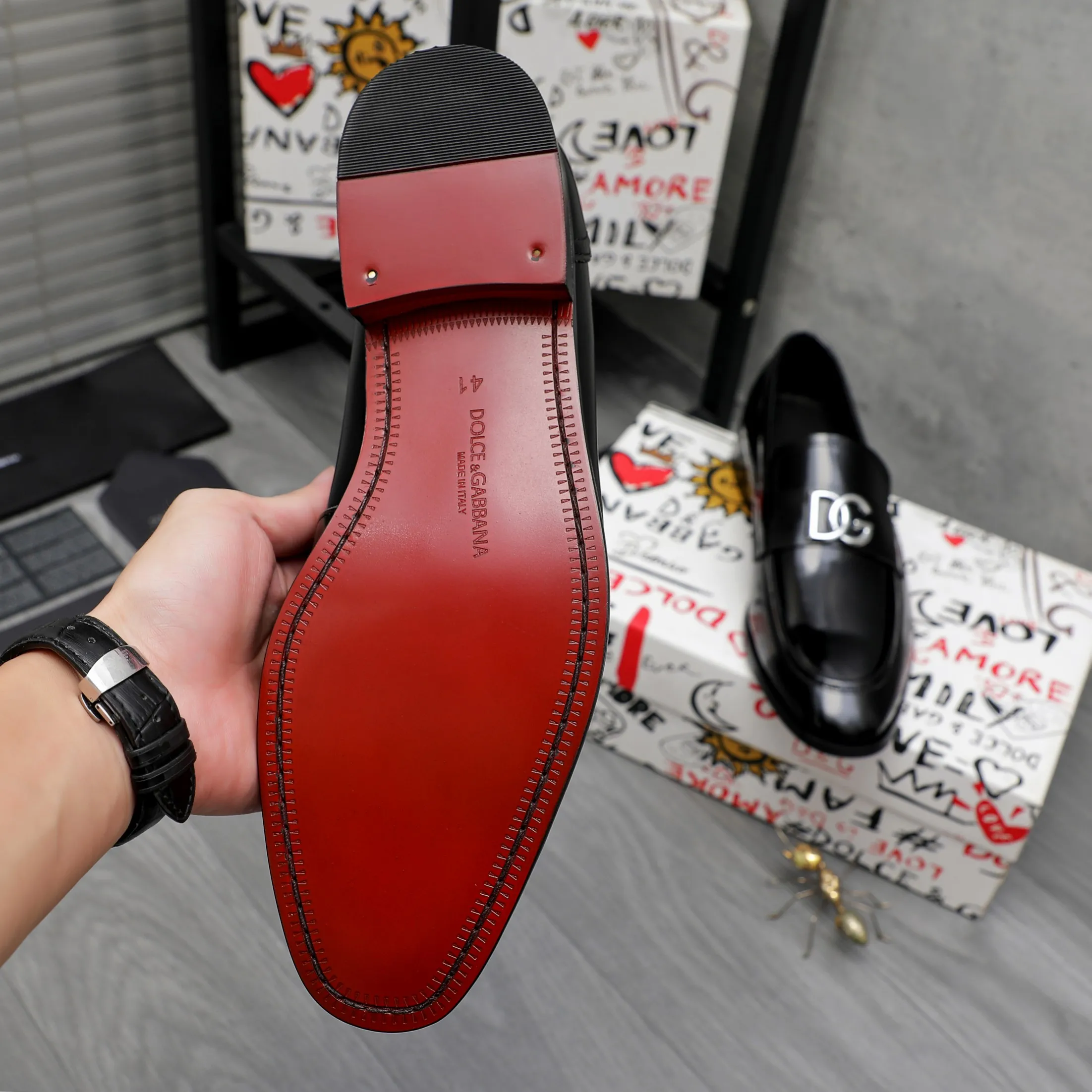 Men's shoes 💰500 Product trademark: DG (Dolce & Gabbana) business casual leather shoes Regular size: 38-45 (45 is custom-made and non-returnable) Product materials: Selected pearlescent cowhide upper, cowhide lining, original outsole